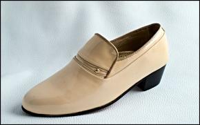 Model-946, manufactured in patent leather-cream